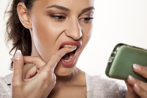 ¿Tienes los dientes manchados? ¿Cómo eliminamos las manchas de los dientes?