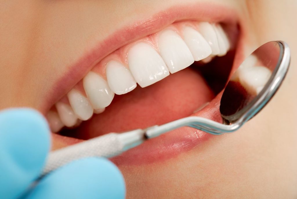 La falta de dientes puede causar y agravar problemas en las encías