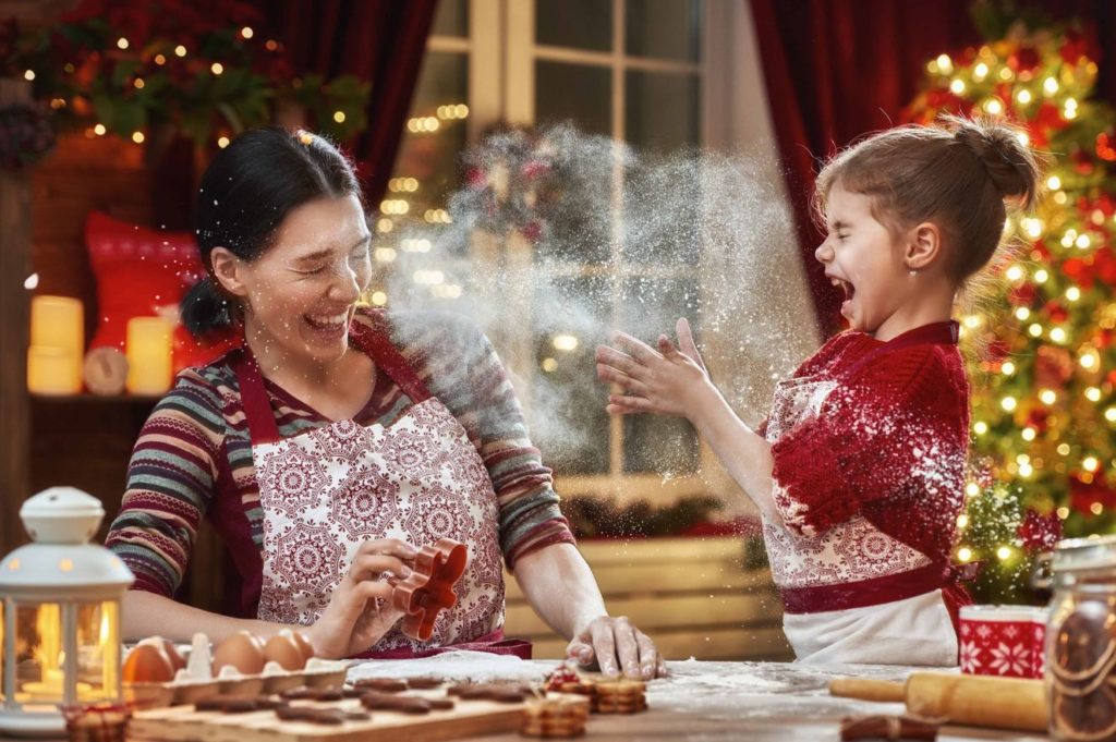 Madre e hija elaborando galletas de Navidad