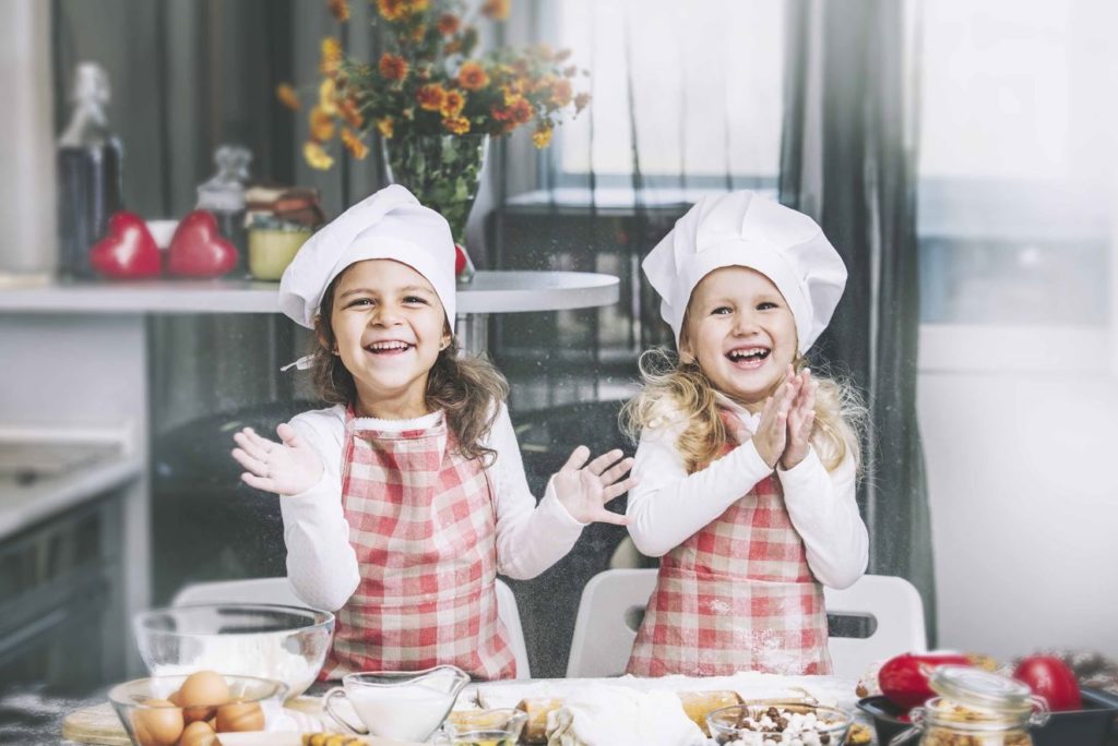 Niños cocinan en Navidad