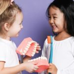 ¿Cómo cuida el odontopediatra los dientes del niño?