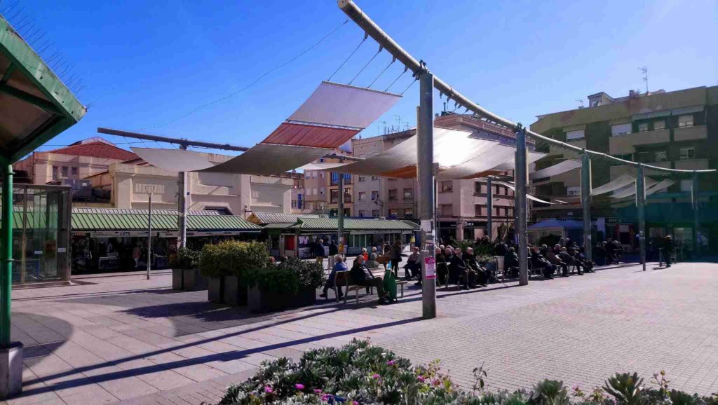 Imagen de la Plaça del Mercat de Collblanc, cercana a la clínica dental