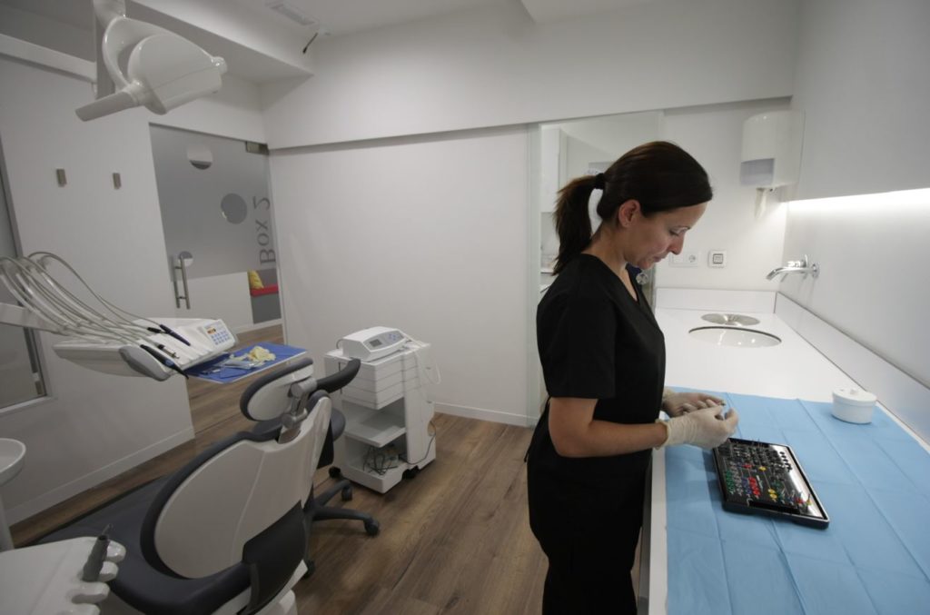 La especialista en higiene dental de esta clínica barcelonesa, Mónica Torres