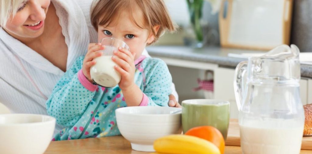 La leche de vaca es un alimento esencial para el crecimiento y para los dientes del niño