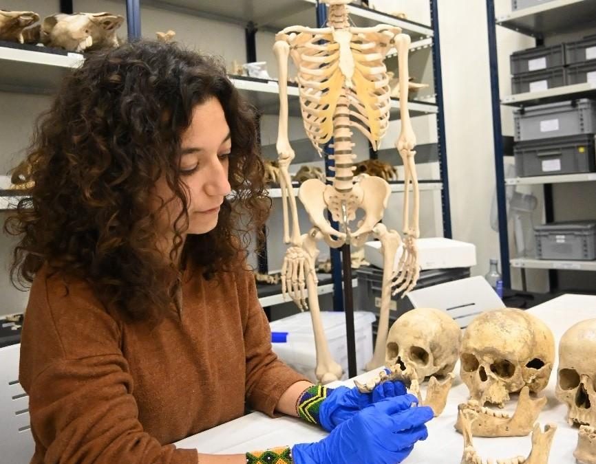Raquel Hernando: «Las marcas en el esmalte de los dientes de los primeros agricultores de la Prehistoria nos dan pistas de la dieta»