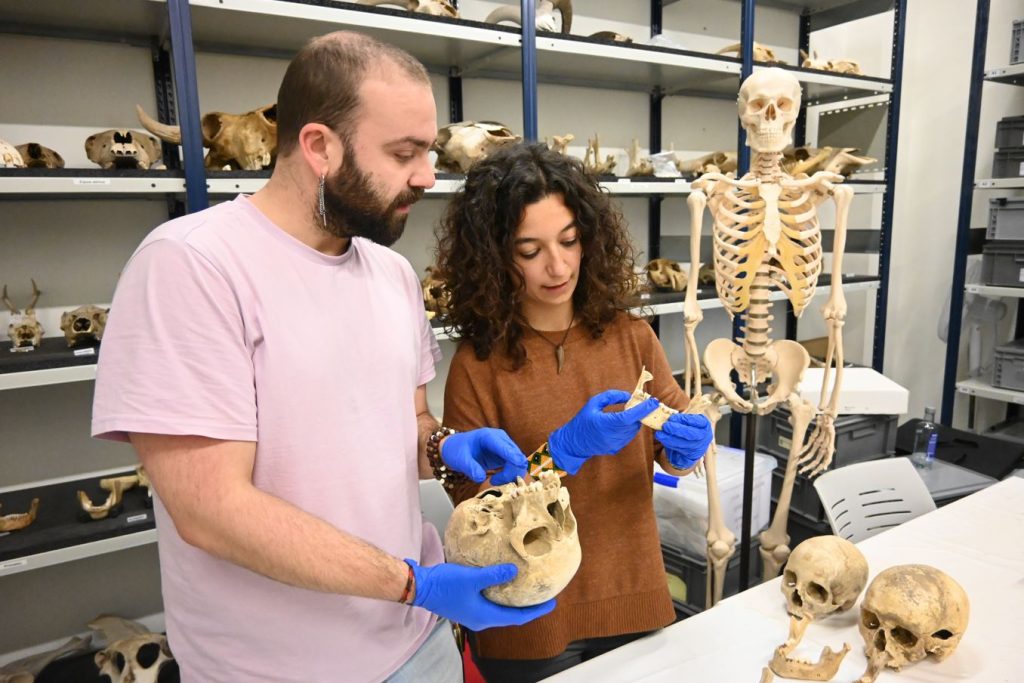 Raquel Hernando ha estudiado piezas dentales de la Prehistoria con la técnica de microdesgaste